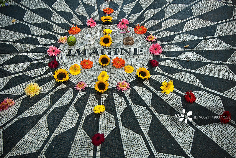 纽约中央公园草莓园“想象”马赛克上的鲜花组成和平标志，纪念音乐家约翰·列侬图片素材