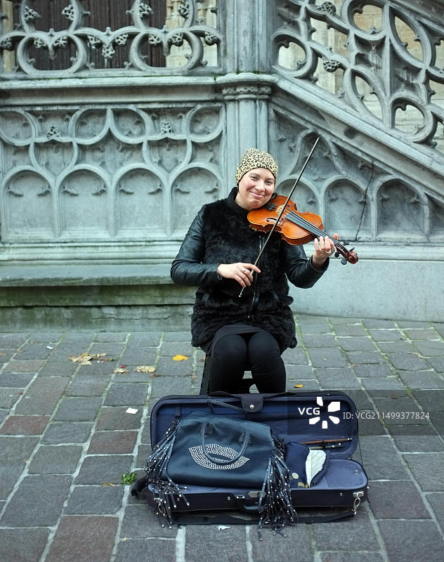 比利时根特街头的街头音乐家演奏小提琴图片素材