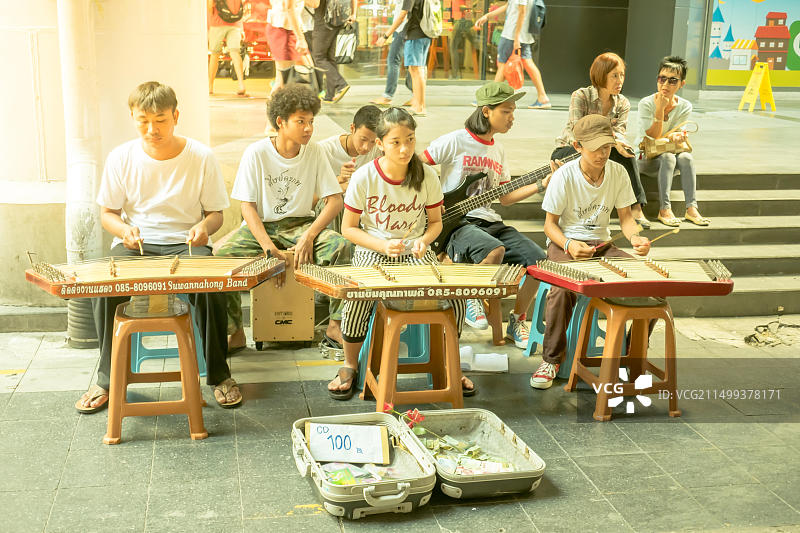 泰国曼谷：购物中心前的街头音乐家图片素材