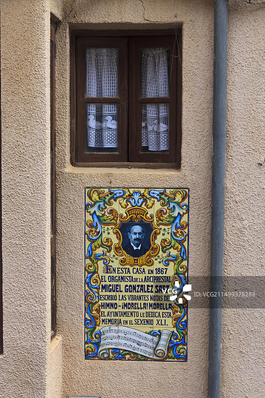 莫雷利亚古城米格尔·冈萨雷斯·萨埃斯故居的墙牌，1867年音乐家和管风琴师图片素材