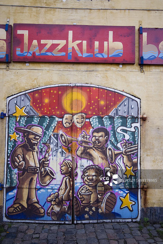 丹麦哥本哈根克里斯蒂安港：克里斯蒂安尼亚，爵士俱乐部，前门，涂鸦，首都，建筑，夜总会，外墙，墙壁，喷雾，油漆，音乐家，喷绘艺术，绘画，墙面图片，外部图片素材
