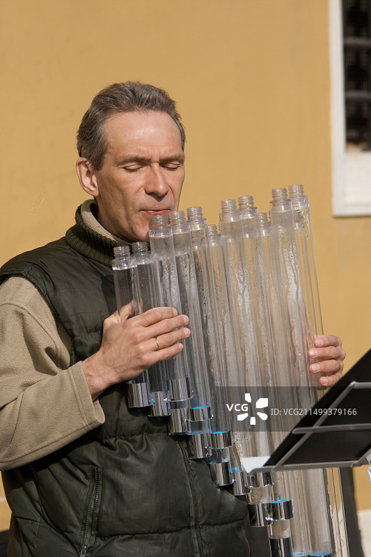 街头音乐家在圣斯德望广场吹奏玻璃管图片素材