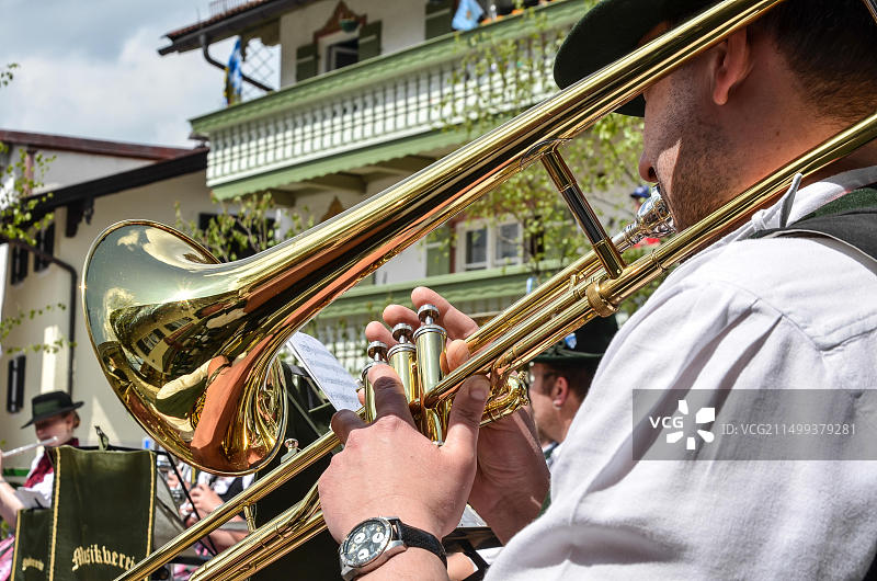 在米斯巴赫五朔节柱日，演奏金色低音大号的巴伐利亚铜管乐队音乐家图片素材