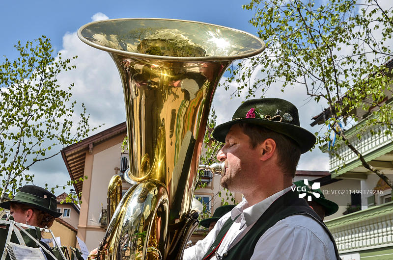 在米斯巴赫五朔节柱日，演奏金色低音大号的巴伐利亚铜管乐队音乐家图片素材