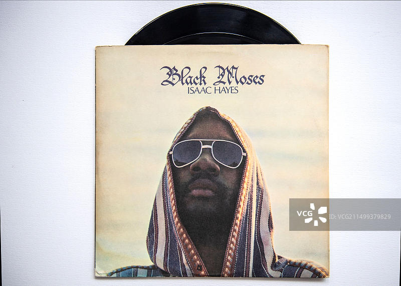 美国灵魂音乐家艾萨克·海耶斯第五张录音室专辑《黑摩西》的唱片封面和黑胶唱片，发行于1971年图片素材
