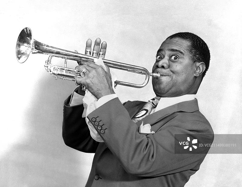 路易斯·阿姆斯特朗演奏小号，美国爵士音乐家路易斯·丹尼尔·阿姆斯特朗肖像（1901-1971）图片素材