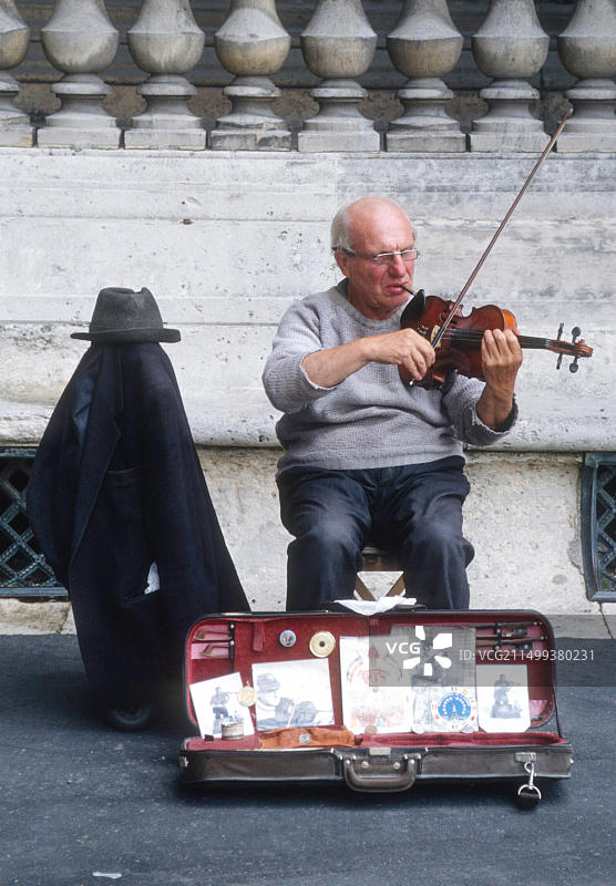 街头音乐家，老年男子与中提琴图片素材