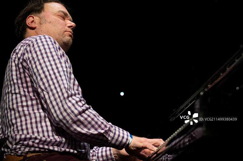 加雷思·威廉姆斯在2023年斯卡伯勒爵士音乐节上与艺术·特门和戴夫·巴里四重奏乐队一起演奏钢琴图片素材