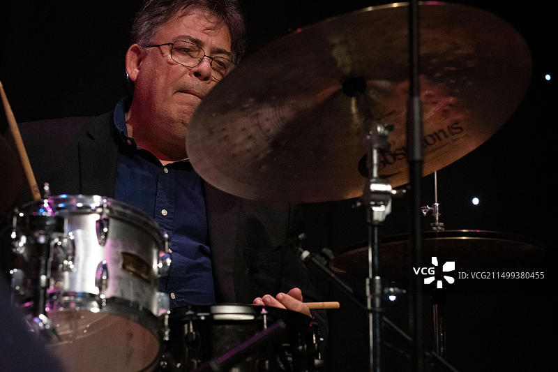 传奇鼓手克拉克·特雷西与亚历克斯·克拉克四重奏在2023年斯卡伯勒爵士音乐节上演出图片素材
