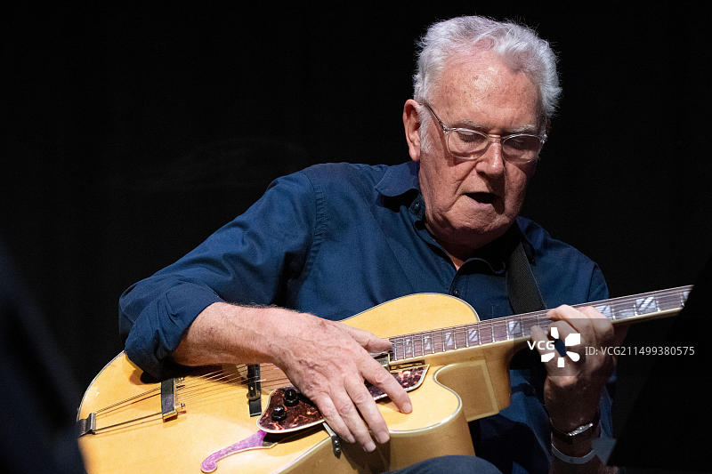 吉姆·穆伦在2023年斯卡伯勒爵士音乐节上与“Mighty Like The Blues”乐队一起弹吉他图片素材