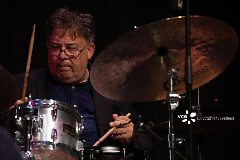传奇鼓手克拉克·特雷西与亚历克斯·克拉克四重奏在2023年斯卡伯勒爵士音乐节上演出图片素材