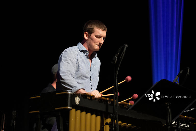 爵士颤音琴演奏家乔尼·曼斯菲尔德在斯卡伯勒爵士音乐节与五重奏乐队现场演奏图片素材