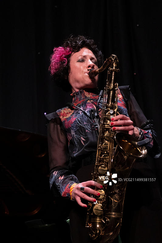 汉娜·霍顿在2022年斯卡伯勒爵士音乐节上现场演奏萨克斯图片素材