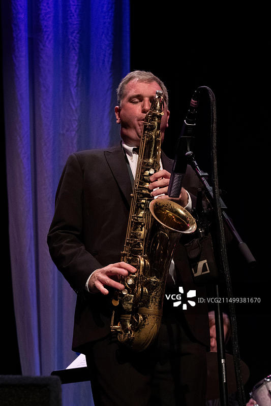 西蒙·斯皮莱特大乐队现场表演，2022斯卡伯勒爵士音乐节，英国约克郡图片素材