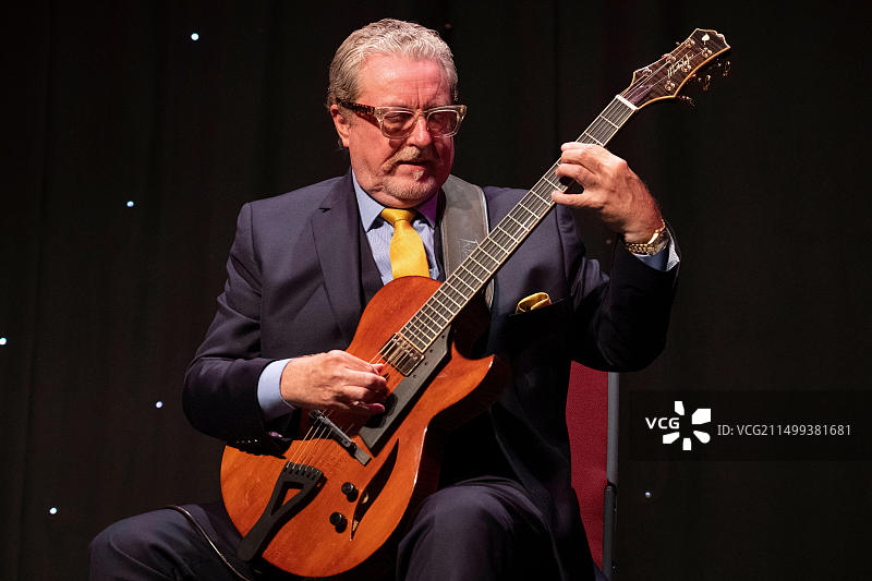 马丁·泰勒与乌尔夫·瓦克尼乌斯在2022年斯卡伯勒爵士音乐节上现场演奏吉他图片素材