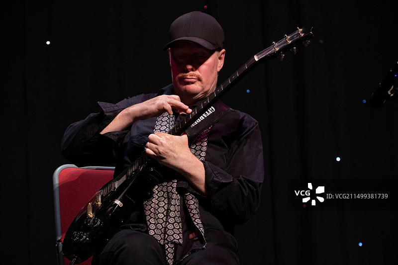 Ulf Wakenius与Martin Taylor在2022年斯卡伯勒爵士音乐节上现场演奏吉他图片素材