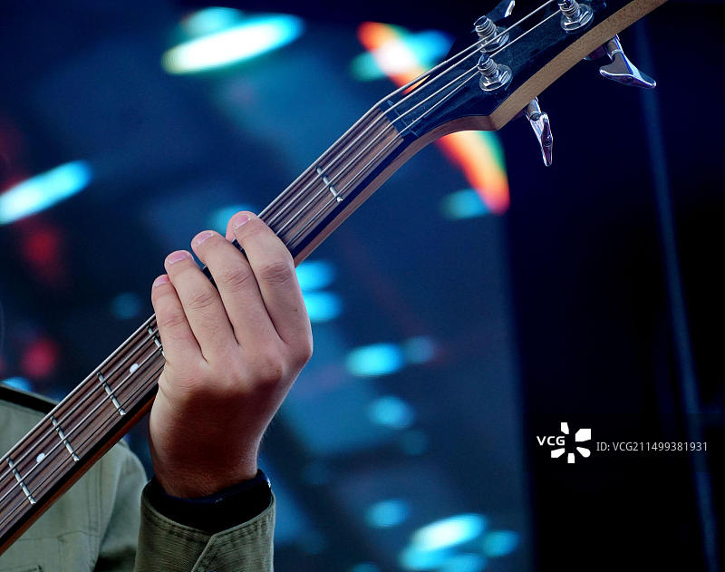舞台上的吉他手，背景虚化图片素材