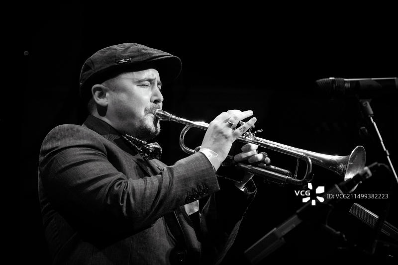 在2021年斯卡伯勒爵士音乐节上，安迪·戴维斯与托尼·科菲五重奏乐队一起演奏小号图片素材