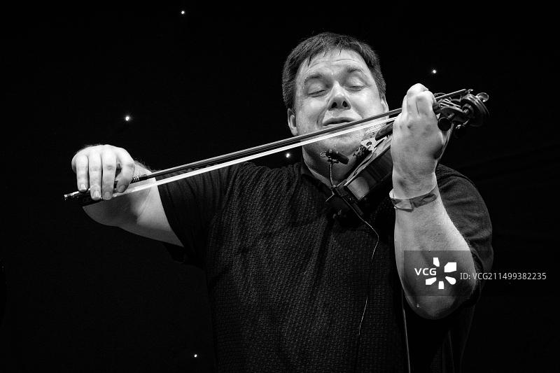 约翰·皮尔斯在斯卡伯勒爵士音乐节上与戴夫·牛顿合作演奏爵士小提琴，英国，2021年图片素材