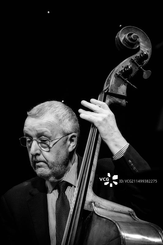 戴夫·格林在2021年英国斯卡伯勒爵士音乐节上与凯伦·夏普四重奏乐队演奏低音提琴图片素材