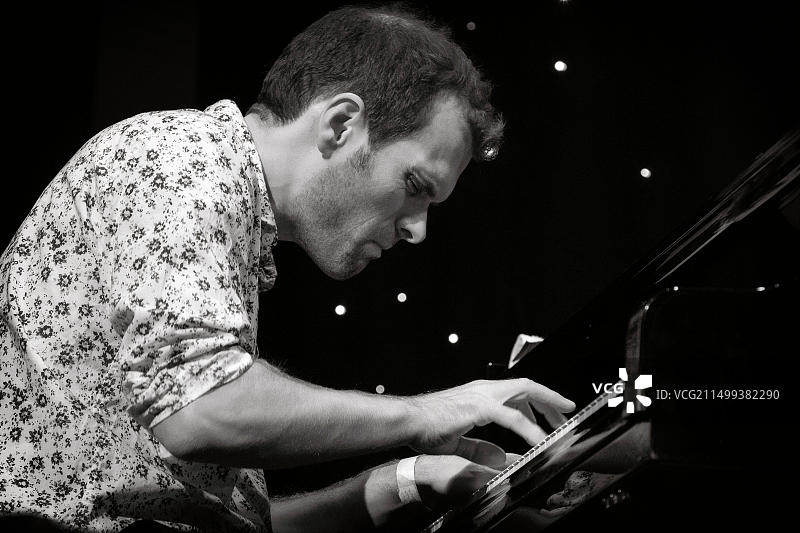 安德鲁·麦考马克在2021年斯卡伯勒爵士音乐节上与让·图圣全明星六重奏乐队合作演奏钢琴（英国）图片素材