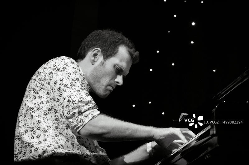 安德鲁·麦考马克在2021年斯卡伯勒爵士音乐节上与让·图圣全明星六重奏乐队合作演奏钢琴（英国）图片素材