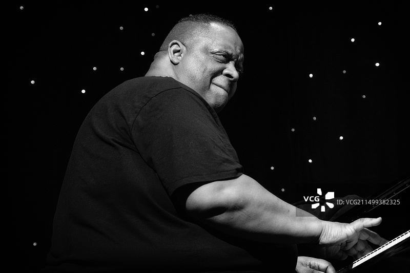 朱利安·约瑟夫与朱利安·约瑟夫三重奏在英国斯卡伯勒爵士音乐节上演出（2021年）图片素材