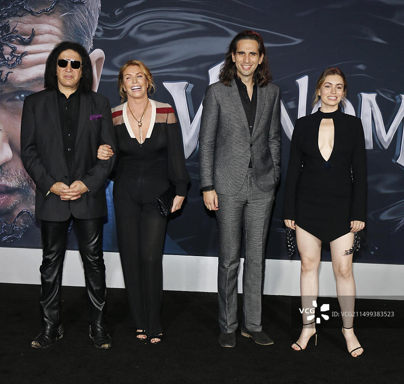 在韦斯特伍德摄政乡村剧院举行的《毒液》洛杉矶首映式上，吉恩·西蒙斯、莎侬·图伊德、尼克·西蒙斯和索菲·西蒙斯图片素材