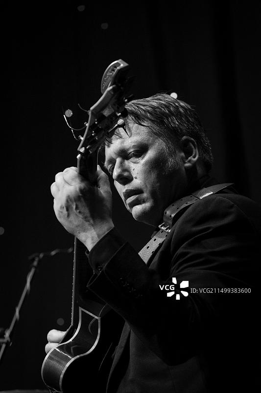 奈杰尔·普莱斯在斯卡伯勒爵士音乐节2018上与他的三重奏乐队一起演奏爵士吉他图片素材