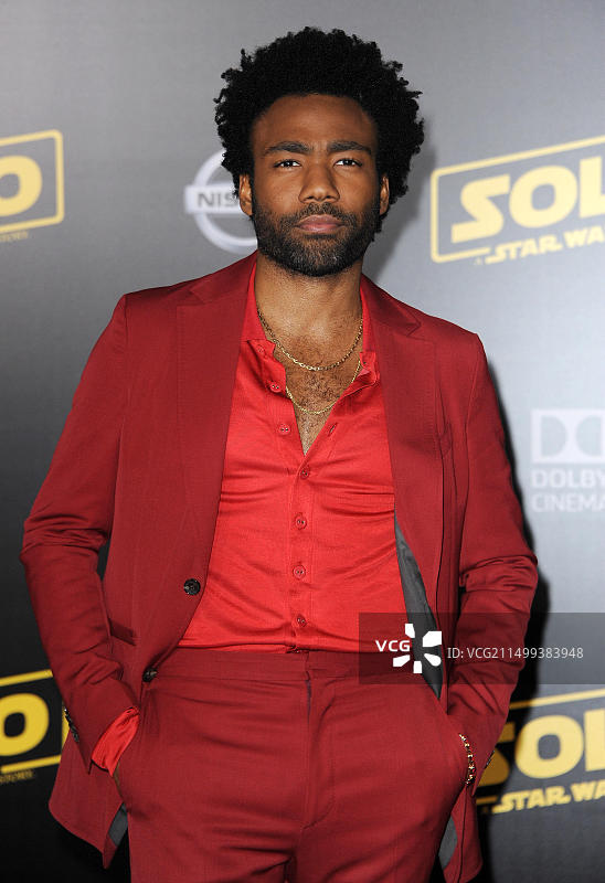 唐纳德·格洛弗在好莱坞El Capitan剧院举行的迪士尼影业和卢卡斯影业的《游侠索罗：星球大战外传》首映式上图片素材