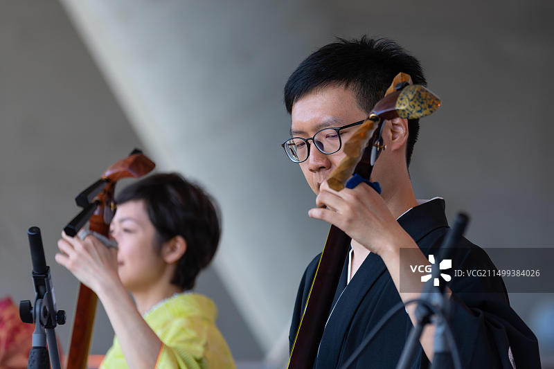 樱花盛开日：世界花园公园内的三味线演奏图片素材