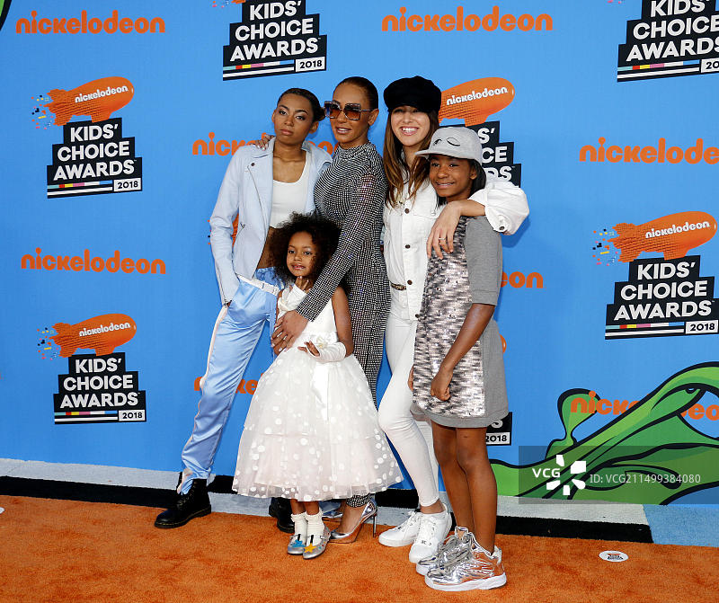 梅尔·B、麦迪逊·布朗·贝拉方特、安吉尔·艾丽斯·墨菲·布朗和菲尼克斯·迟·古尔扎尔出席在洛杉矶论坛举行的2018年尼克儿童选择奖颁奖典礼图片素材