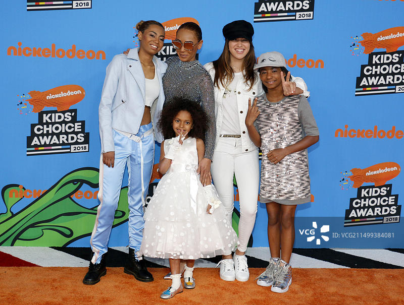 梅尔·B、麦迪逊·布朗·贝拉方特、安吉尔·艾丽斯·墨菲·布朗和菲尼克斯·迟·古尔扎尔出席在洛杉矶论坛举行的2018年尼克儿童选择奖颁奖典礼图片素材