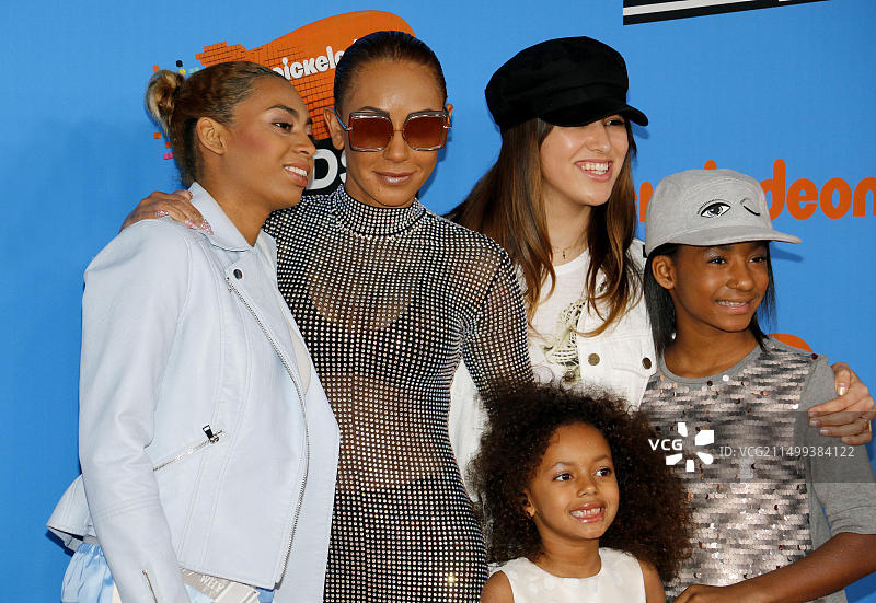 梅尔·B、麦迪逊·布朗·贝拉方特、安吉尔·艾丽斯·墨菲·布朗和菲尼克斯·迟·古尔扎尔出席在洛杉矶论坛举行的2018年尼克儿童选择奖颁奖典礼图片素材