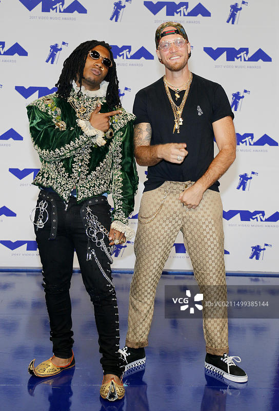 Lil B和Colin Tilley出席2017年8月27日在美国英格伍德论坛举行的2017年MTV音乐录影带大奖图片素材