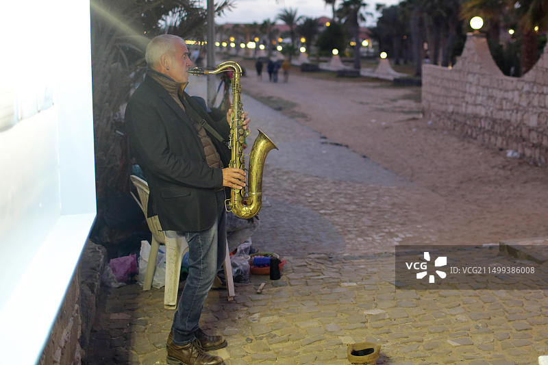 演奏萨克斯的街头艺人图片素材