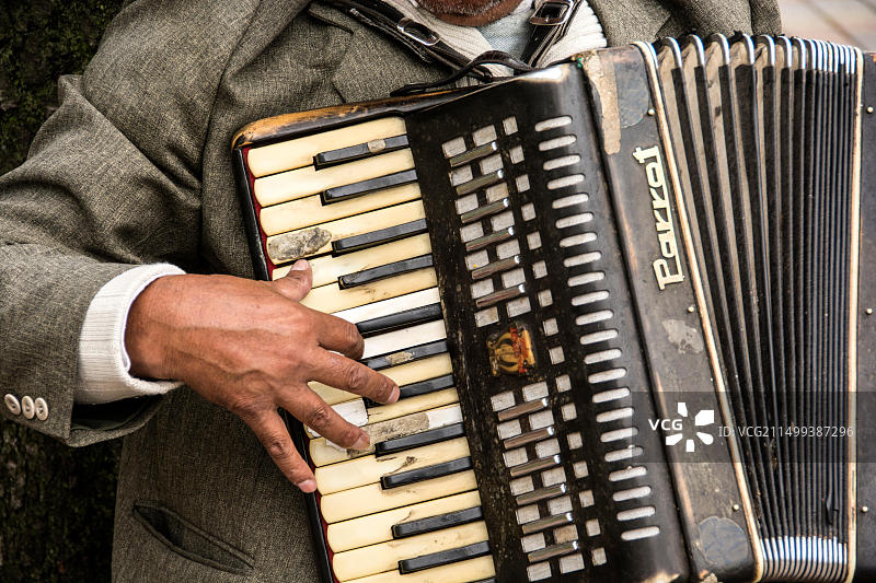 厄瓜多尔基多公园里演奏手风琴的盲人图片素材