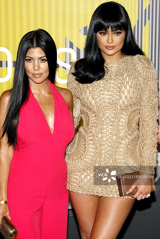 加利福尼亚州洛杉矶：考特尼·卡戴珊和凯莉·詹娜出席2015年MTV音乐录影带大奖图片素材
