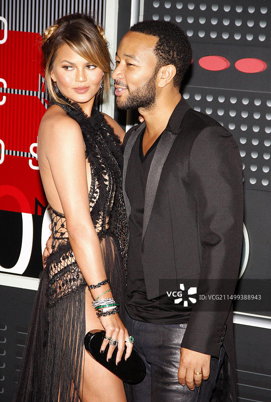 2015年8月30日，克莉丝·泰根和约翰·传奇在洛杉矶微软剧院举行的2015年MTV音乐录影带大奖颁奖典礼上图片素材