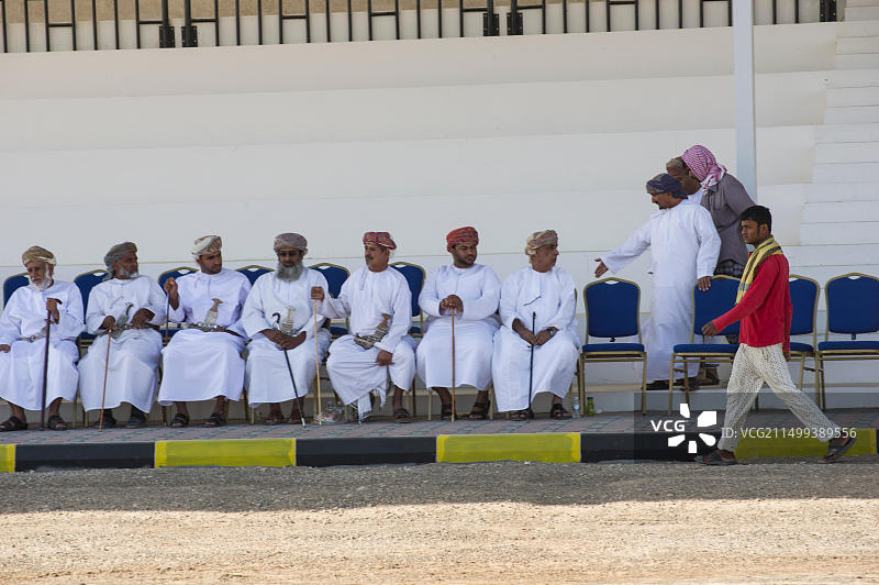阿曼沙漠传统骆驼比赛看台上就座的政要图片素材