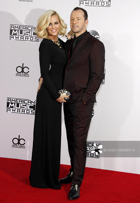 珍妮·麦卡锡和唐尼·沃尔伯格出席2014年全美音乐奖图片素材
