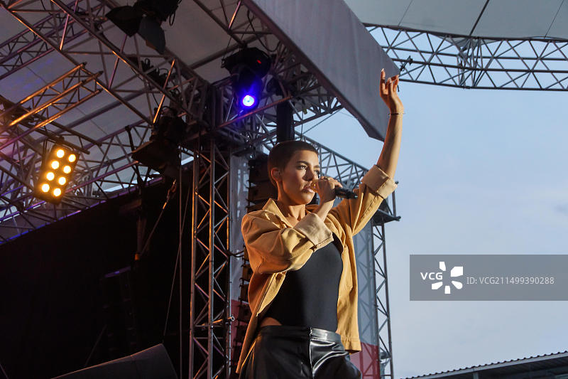 德国基尔：Frida Gold乐队在2014基尔周NDR 2舞台上表演图片素材