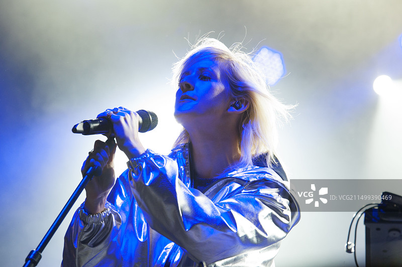 英国歌手Ellie Goulding在2013年苏黎世露天音乐节上表演图片素材