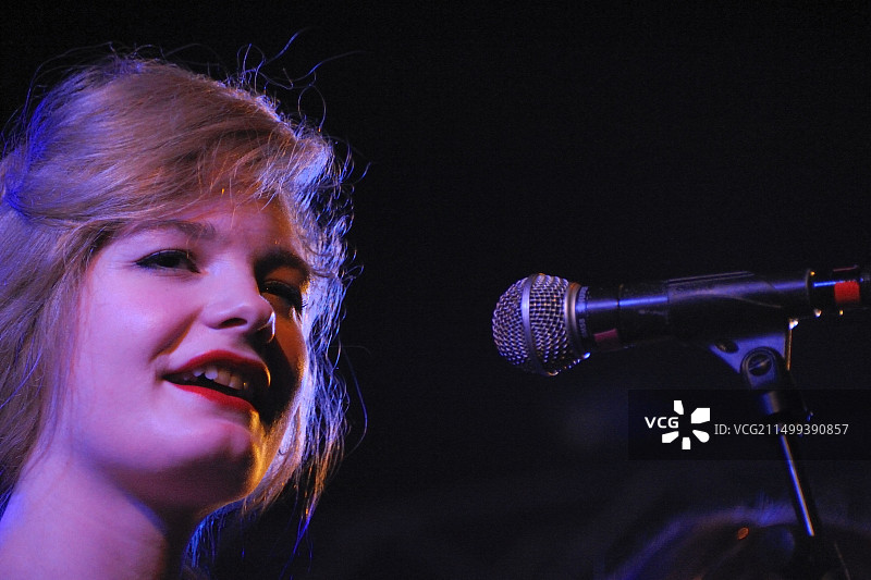 The Mentalettes乐队在罗马艺术家俱乐部为The Jon Spencer Blues Explosion乐队2013年现场演出开场图片素材