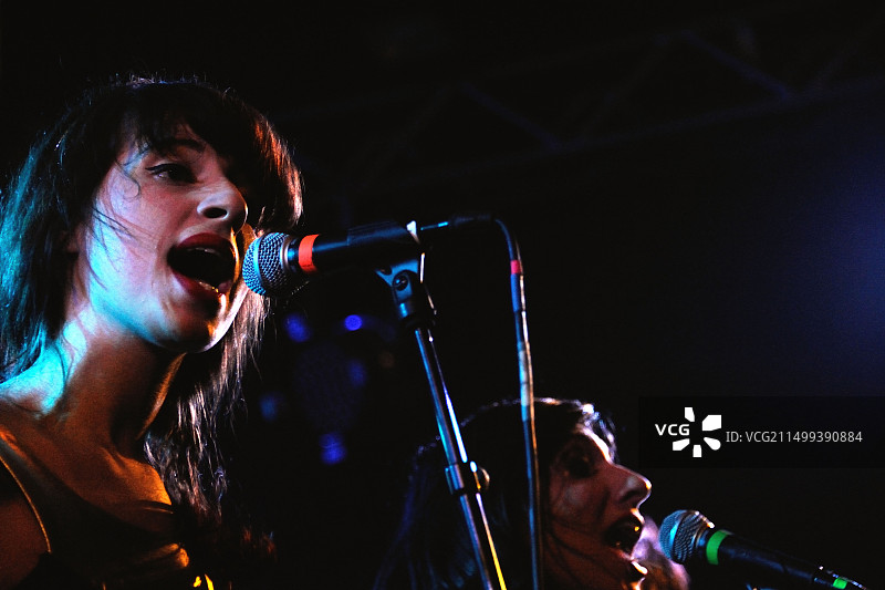 The Mentalettes乐队在罗马艺术家俱乐部为The Jon Spencer Blues Explosion乐队2013年现场演出开场图片素材