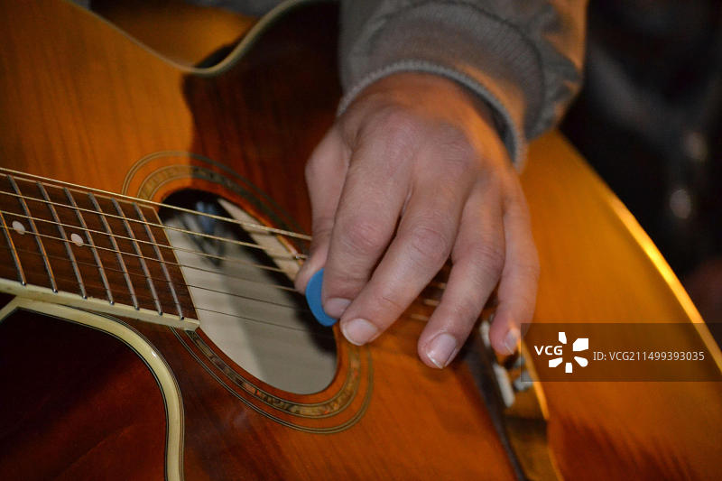 音乐会上的古典吉他演奏者图片素材