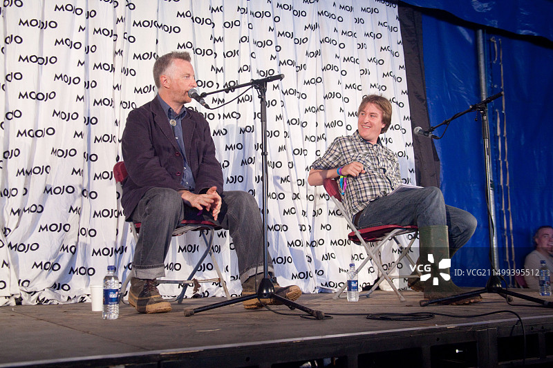 比利·布拉格在2010年格林人节，Glanusk公园，Brecon Beacons，威尔士图片素材