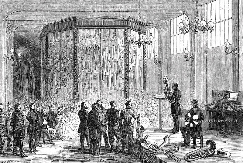 阿道夫·萨克斯（1814-1894），比利时音乐家和萨克斯管发明者，展示了他最新的低音萨克斯号模型，约1863年图片素材