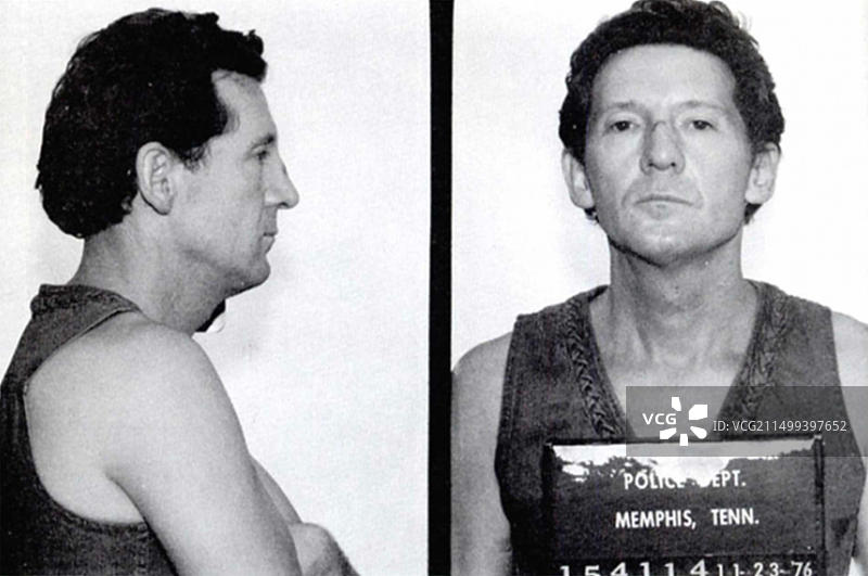 杰瑞·李·刘易斯，1935年出生的美国摇滚音乐家。1976年11月因在其猫王雅园门口被捕后的警察档案照图片素材