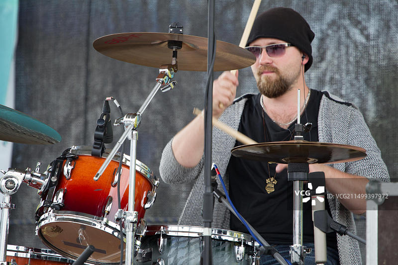 白俄罗斯戈梅利青年节，音乐家在演奏架子鼓图片素材